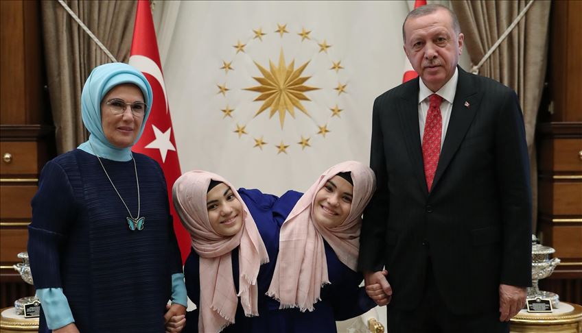 Turquie: Erdogan accueille des jumelles siamoises au palais présidentiel