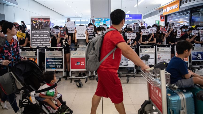 Hong Kong Havalimanı'ndaki protesto yasağı uzadı