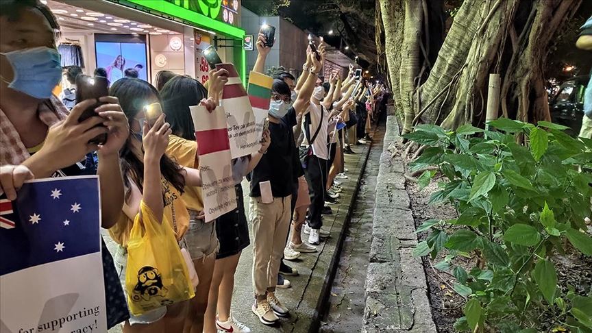 Hong Kong'daki protestocular 'insan zinciri' oluşturdu