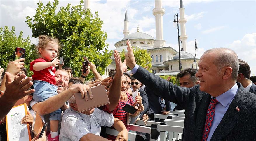 Erdoğan cuma namazı sonrası vatandaşlarla sohbet etti
