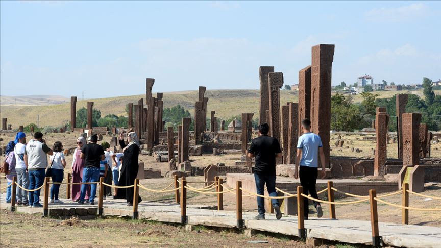 Selçuklu Meydan Mezarlığı'nda 'Malazgirt' bereketi