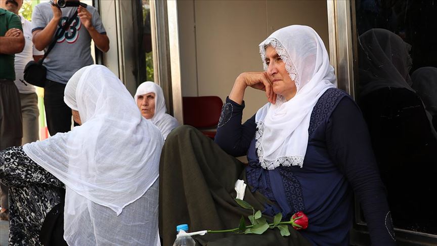 Oğlu için HDP önünde oturma eylemi yapan anne HDP yeni