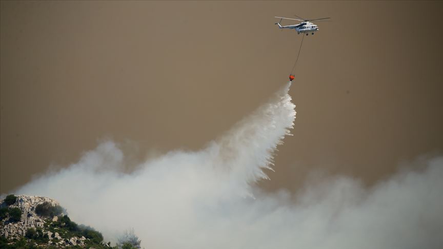 İzmir'deki yangında helikopterlerden 7 bin 500 ton su atıldı