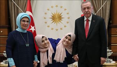 Turquie: Erdogan accueille des jumelles siamoises au palais présidentiel