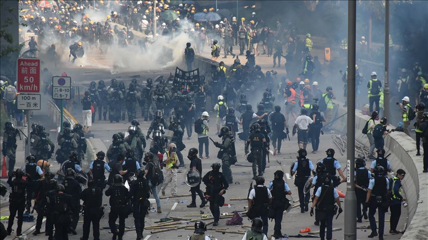 Sukob demonsranata i policije i suzavac na protestima u Hong Kongu 