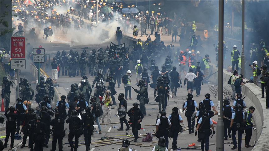 Sukob demonsranata i policije i suzavac na protestima u Hong Kongu