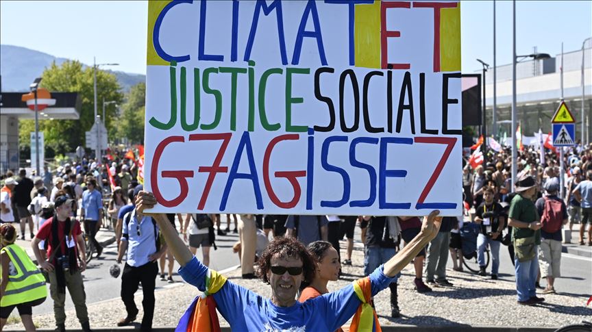 France : des milliers de personnes manifestent contre le G7