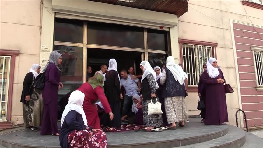HDP'liler oğlu için oturma eylemi yapan anneye saldırdı