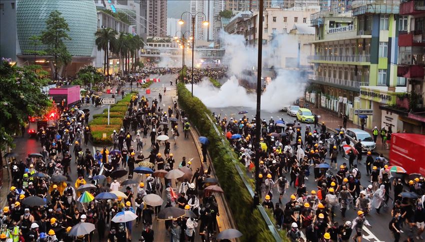 Policija u Hong Kongu po prvi put izvela i vodene topove