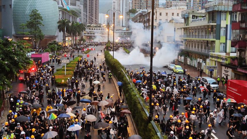 Hong Kong polisinden protestoculara göz yaşartıcı gazla müdahale