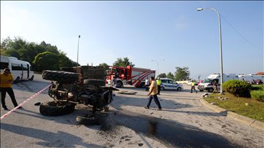 Traktora ku karkerên findiqan tê da bûn wergeriya: 14 birîndar