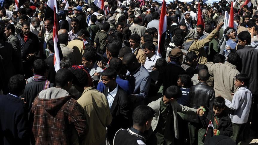 اليمن.. آلاف المتظاهرين يحرقون علم الإمارات ويطالبون بطردها من التحالف