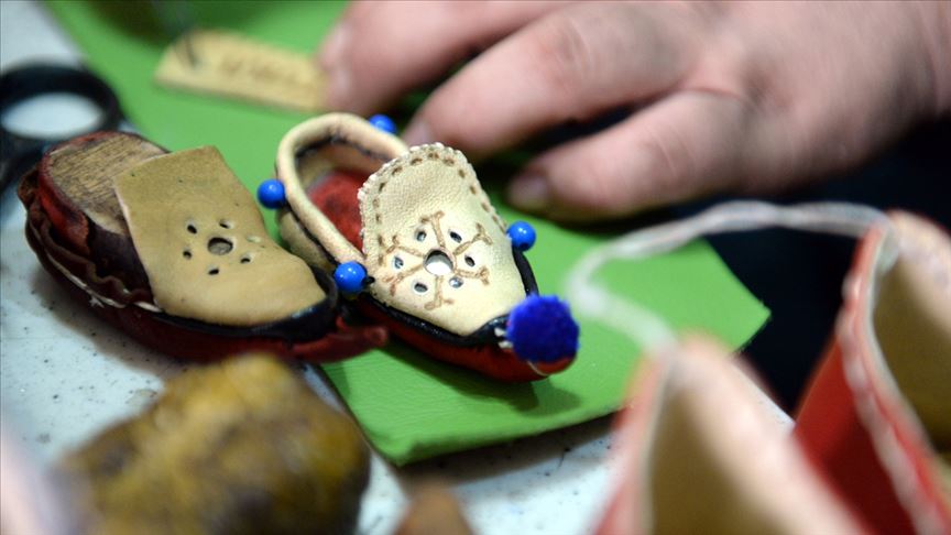 Ekmeğini 'aynalı çarık'tan kazanıyor 