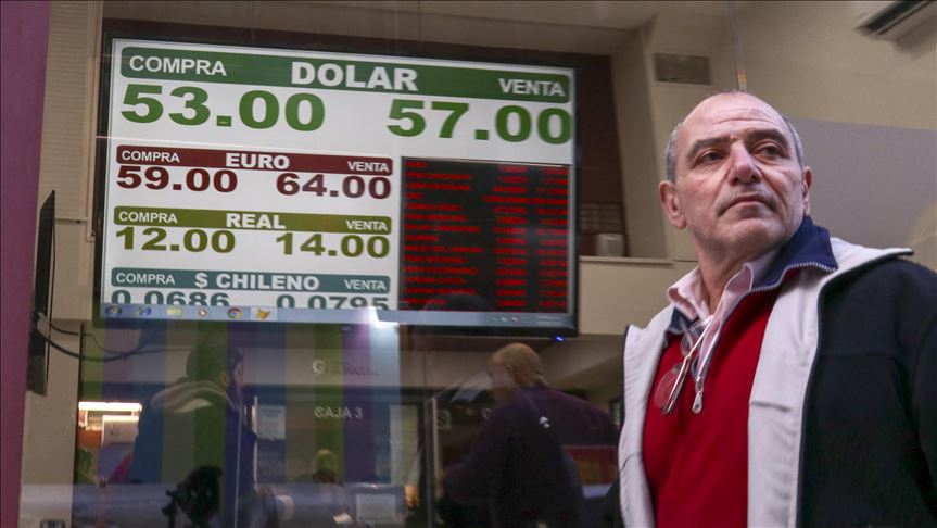 Gobierno argentino pone restricciones a la compra de dólares en el país