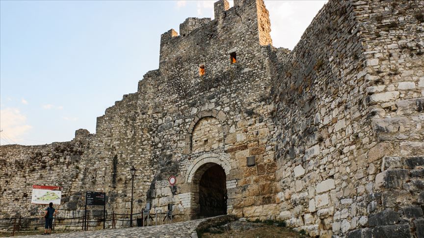 قلعة "بيرات" شاهدة على تاريخ ألبانيا 