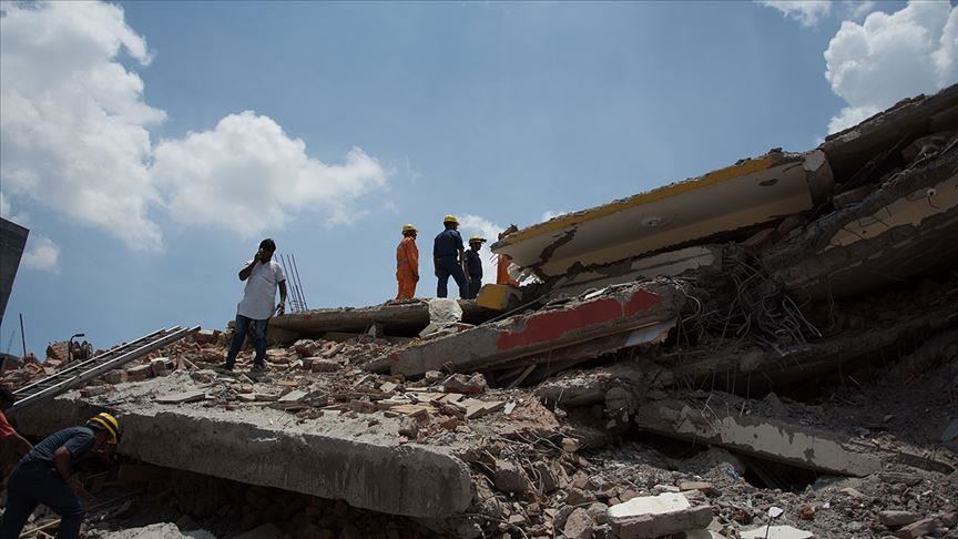 Се урна четирикатница во Индија, загинаа 2 лица
