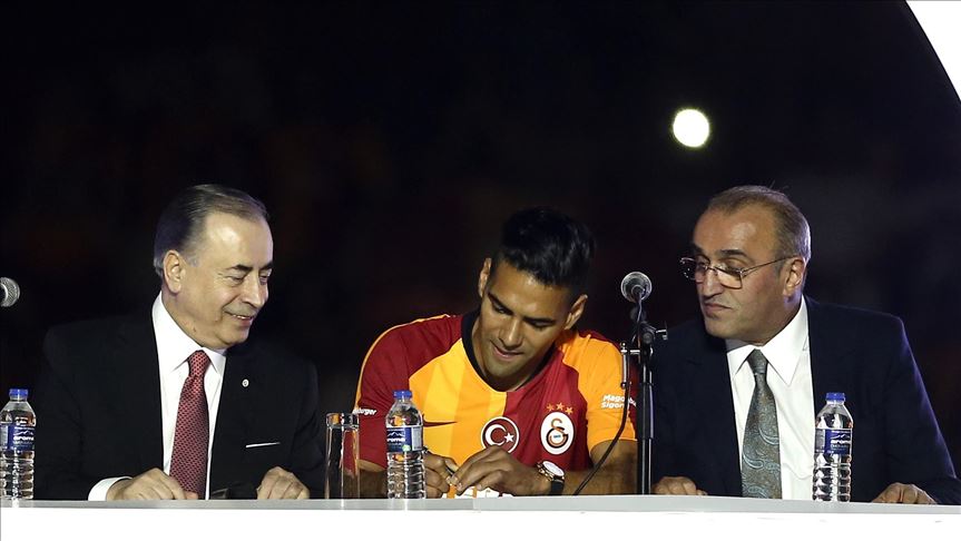 El delantero colombiano Falcao García fue presentado ante los fanáticos turcos del Galatasaray