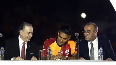 El delantero colombiano Falcao García fue presentado ante los fanáticos turcos del Galatasaray