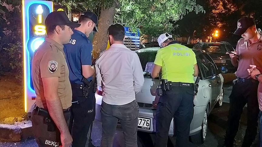Polisten 'değnekçi' operasyonu
