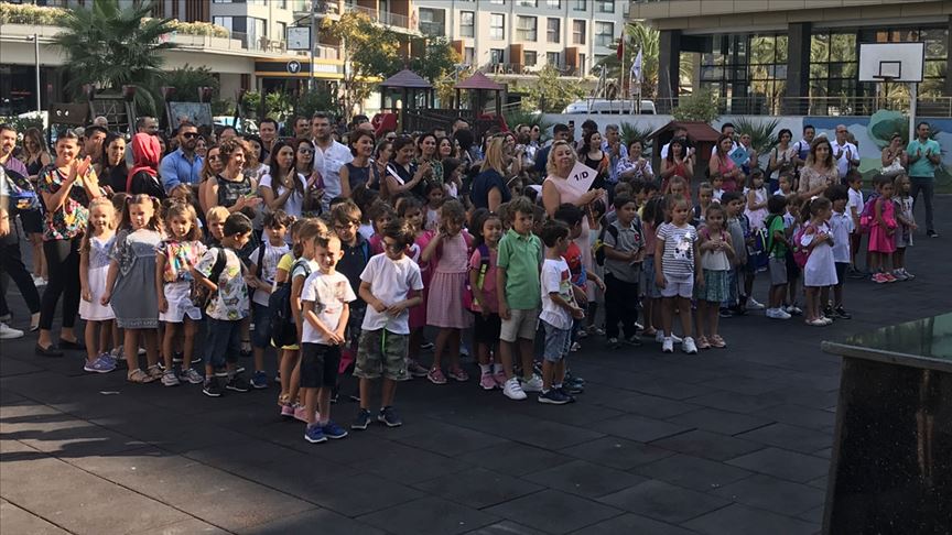 MEB'den uyum eğitimine katılan miniklere özel rehberlik