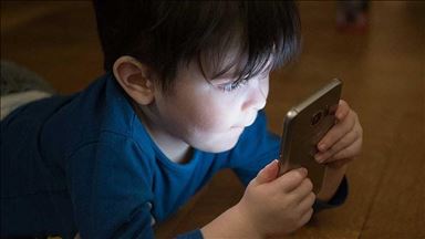 Children urged to avoid bright screens before sleeping