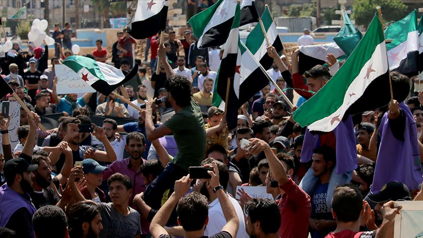 عشرات آلاف السوريين بإدلب يواصلون مظاهراتهم ضد النظام وروسيا 