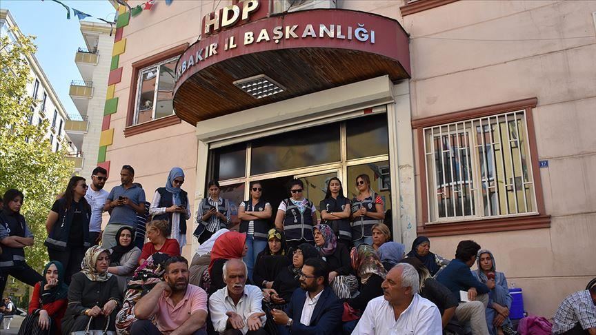 Turski umjetnici podržali majke koje protestiraju ispred sjedišta HDP-a u Diyarbakiru