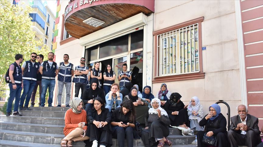 HDP İl binası önünde eylem yapan aile tehdit edildiğini iddia etti 