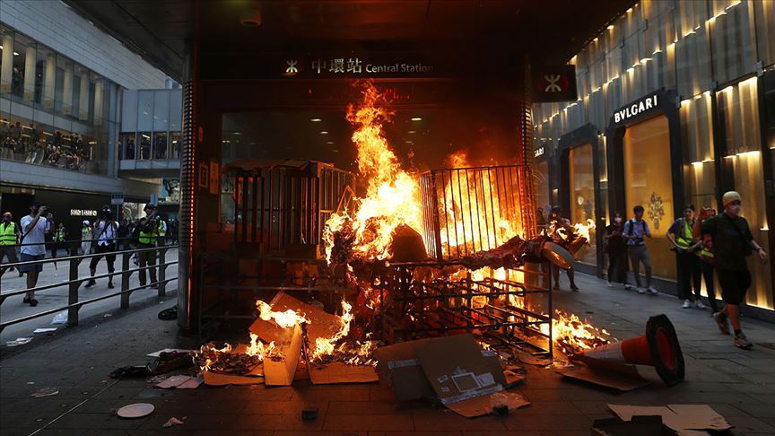 Hong Kong'da protestocular barikatları ateşe verdi