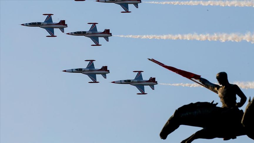 Izmir Semalarinda Heyecan Veren Kurtulus Gosterisi