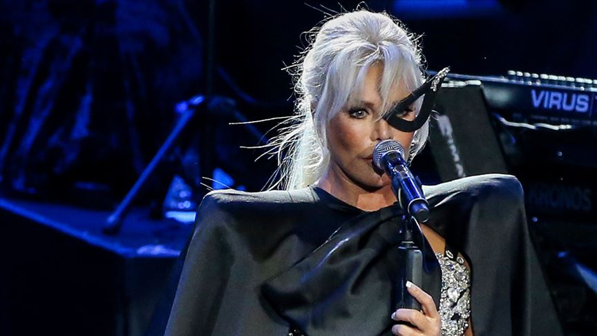 Ajda Pekkan İstanbul'da hayranlarıyla bir araya geldi