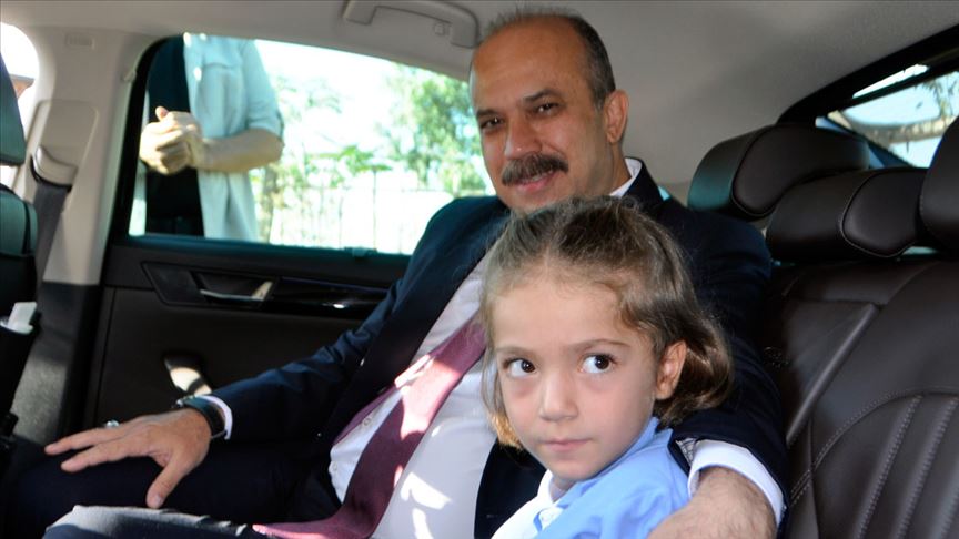 Şehit polisin kızını okulun ilk günü makam aracıyla götürdü