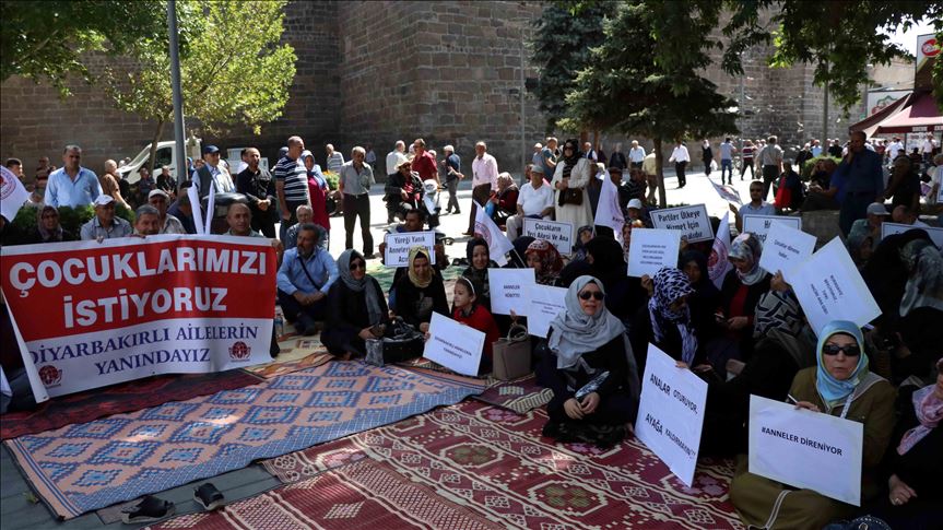 Raste broj majki i porodica koje protestiraju ispred zgrade HDP-a u Diyarbakiru