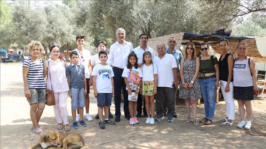 Turkey: Children selling books to feed stray animals