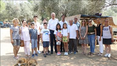 Turkey: Children selling books to feed stray animals