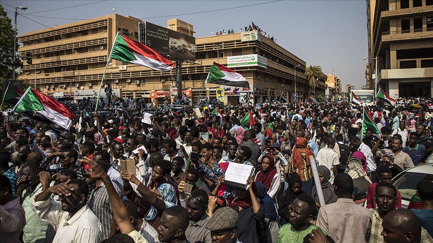 Sudan'da eski rejimin kamudan tamamen tasfiyesi talebiyle gösteri düzenlendi