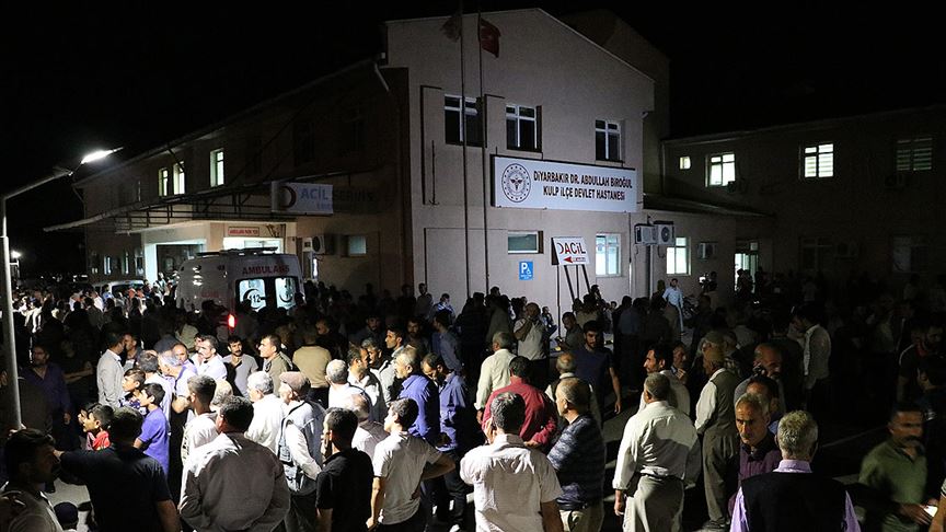 Diyarbakır'da sivilleri taşıyan araca terör saldırısı: 7 şehit, 10 yaralı