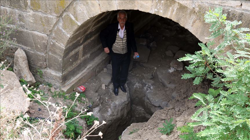 Tarihi köprünün ayaklarında define aramışlar