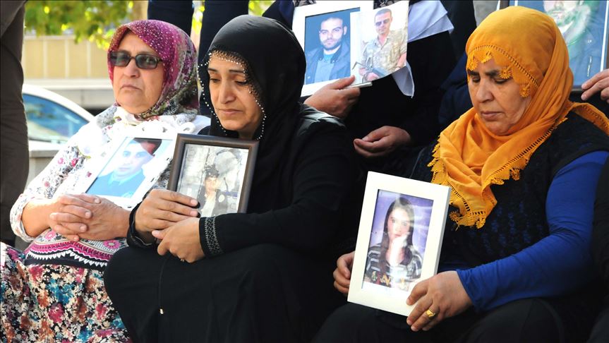 Raste broj majki i porodica koje protestiraju ispred zgrade HDP-a u Diyarbakiru