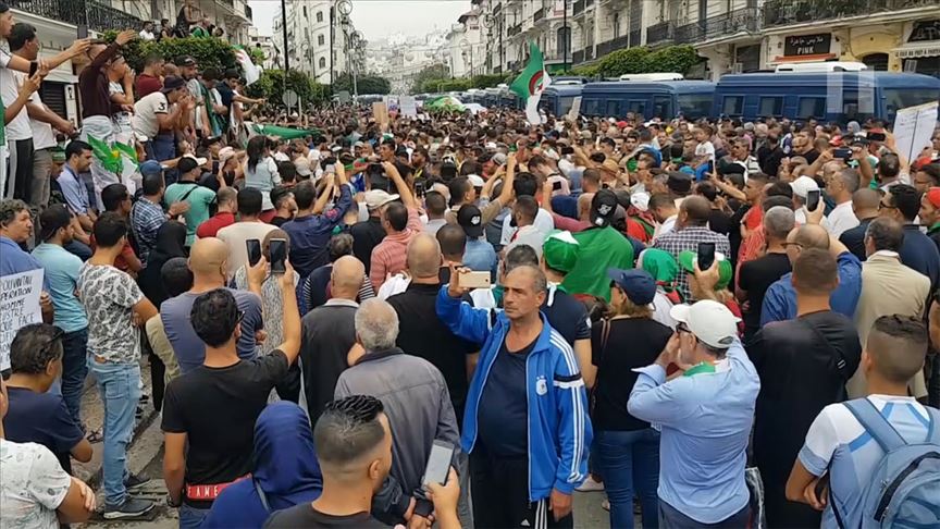 Cezayir'de 'Buteflika rejimi temsilcileri' protesto edildi