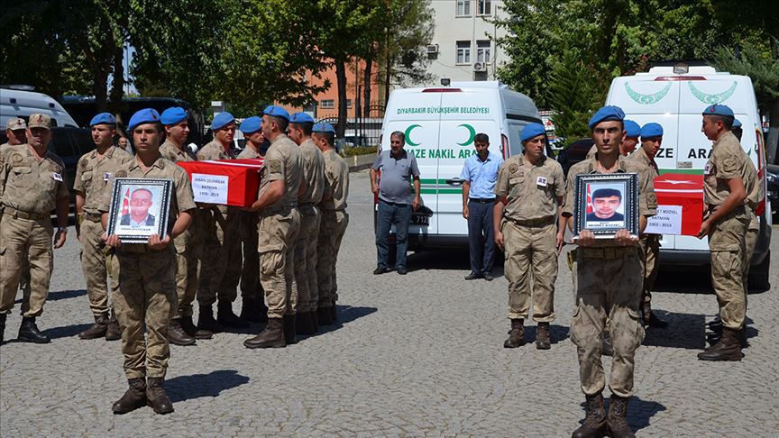 Diyarbakır'daki terör saldırısının sivil şehitleri son yolculuklarına uğurlandı