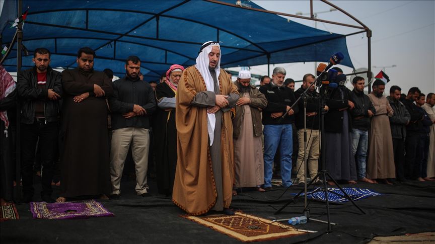 Gazans perform Friday prayers in support of prisoners