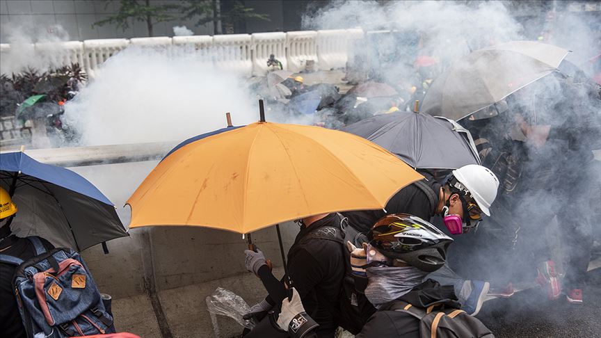 Hong Kong'da karşıt görüşlü protestocular arasında arbede