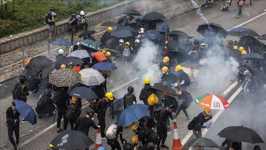 Manifestantes y grupos pro China se enfrentan en Hong Kong