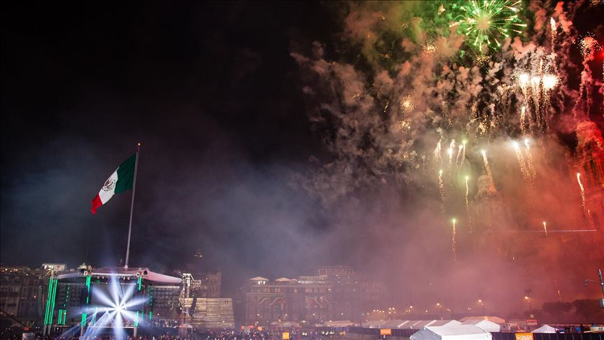 México celebra su independencia con bailes folclóricos y pirotecnia