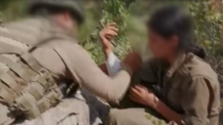 Ushtarët turq i shtrijnë dorën e mëshirës terroristes së plagosur