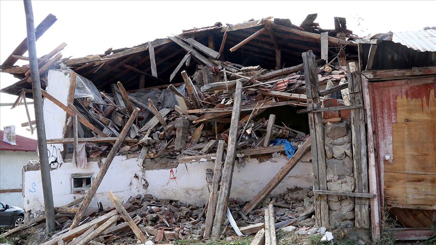 Çankırı'daki depremler sonrasında bazı binalar ağır hasar aldı