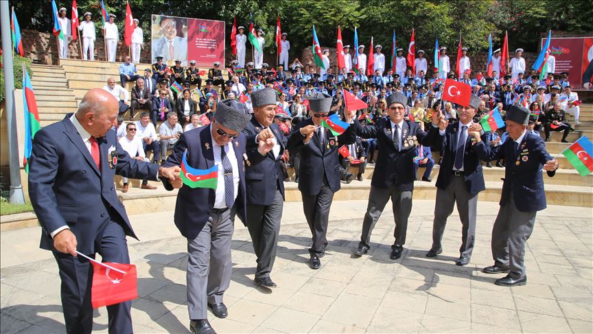 Azerbaiyán celebra el aniversario 101 de la liberación de Bakú