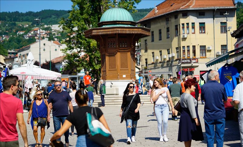 Kraj ljeta izmamio brojne Sarajlije i goste na ulice i trgove