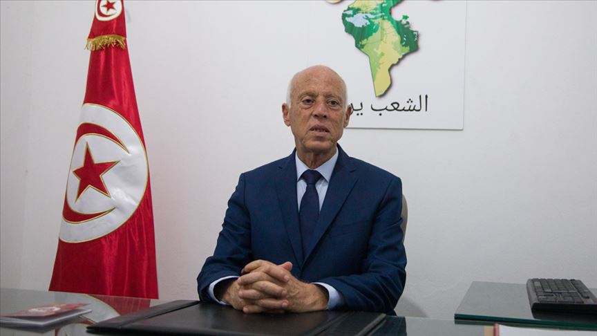 قيس سعيّد.. "المتعفف" الذي هزم الماكينات الانتخابية بتونس (بروفايل)